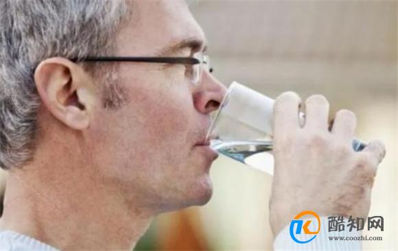 多喝水能养生？专家提醒：6种情况下多喝水，反而是在养病